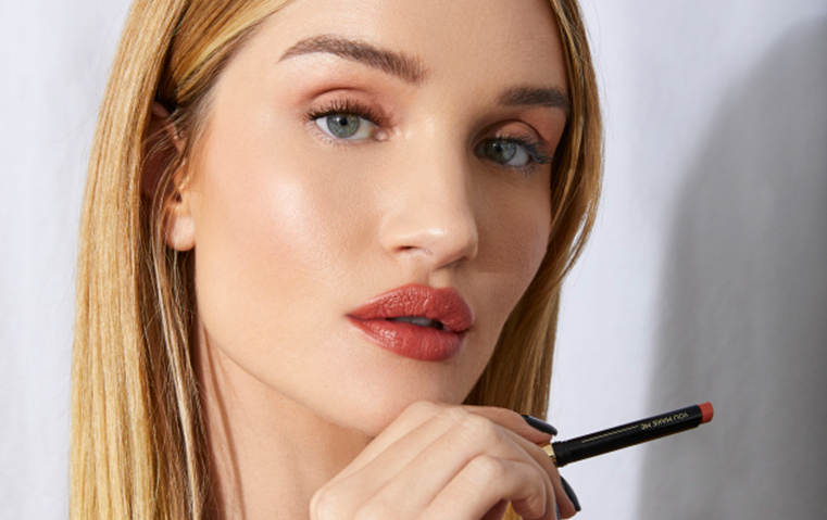 روزي هنتنغتون وايتلي، السفيرة الأولى لعلامة Hourglass